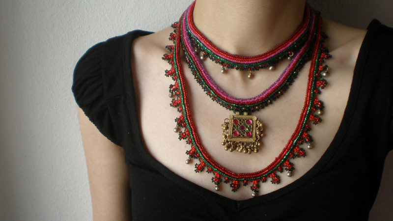 Bijoux ethniques en tissus, en cuir et en plumes